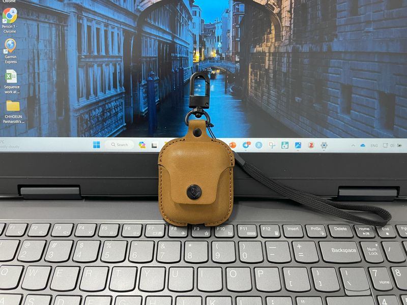 TwelveSouth AirSnap | Protective Case for Apple AirPods with clip